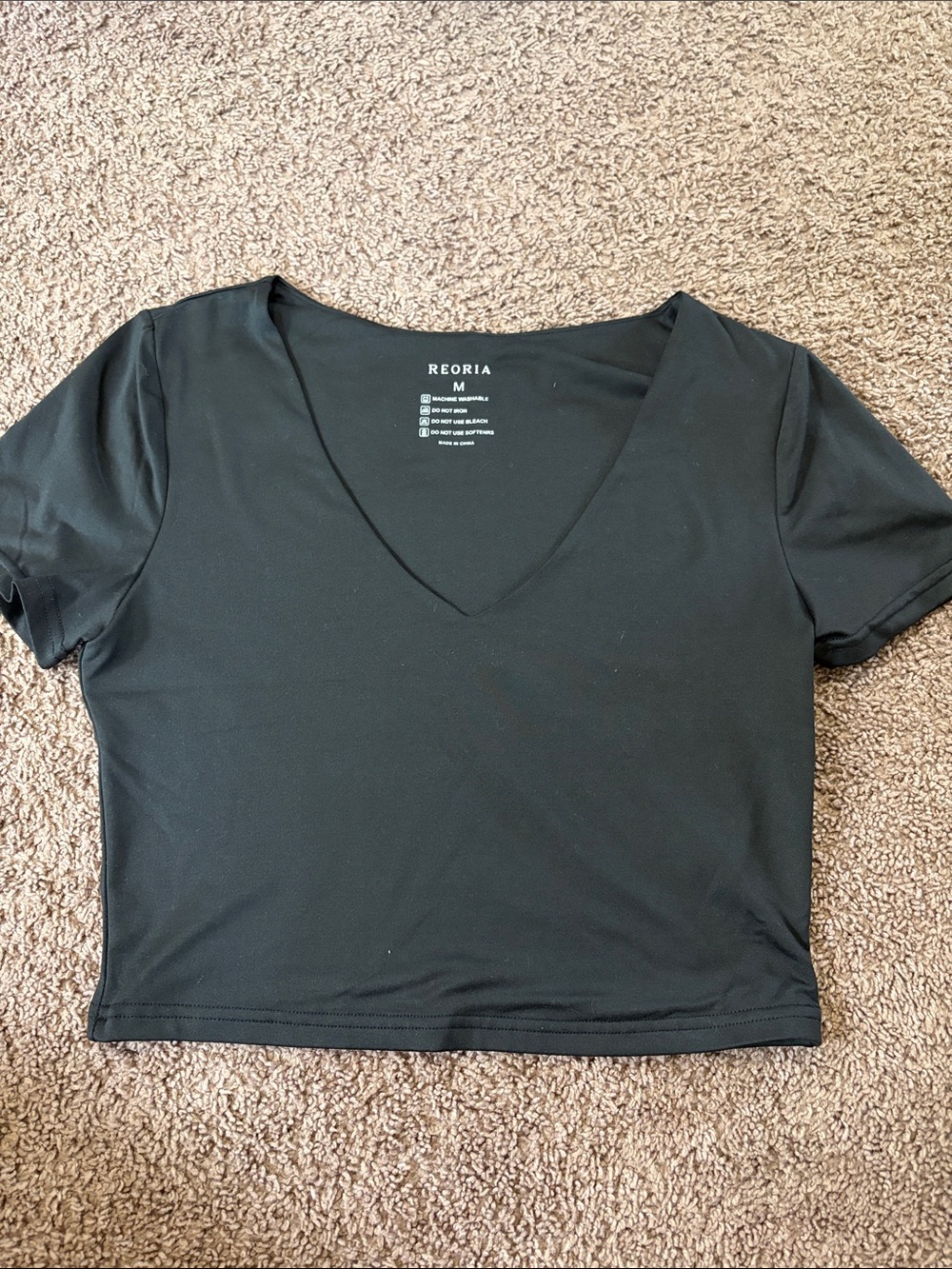 ReoRia Black V-Neck Short Sleeve Crop Top